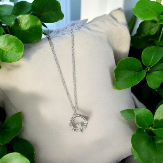 Claddagh ring pendant