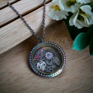 <strong>CREATE YOUR MEMORY LOCKET</strong><br>